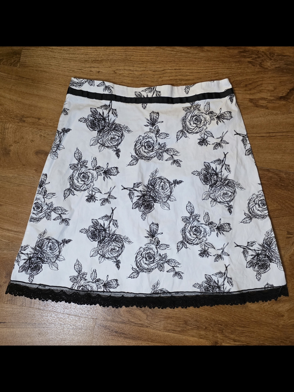 VTG Y2K Von Mozart Black & White Floral Lace Trim Skirt
